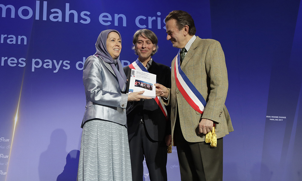 تقديم بيان 2000 من رؤساء البلديات ومنتخبي الشعب الفرنسي لمريم رجوي لادانة الاعدامات في ايران ودعم حركة مقاضاه المسؤولين عن مجزرة عام 1988