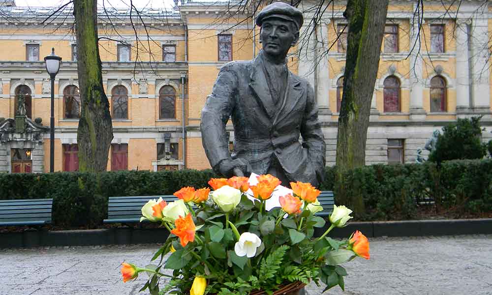 تفقد تمثال «كونار» بطل المقاومة النرويجية ضد الفاشية