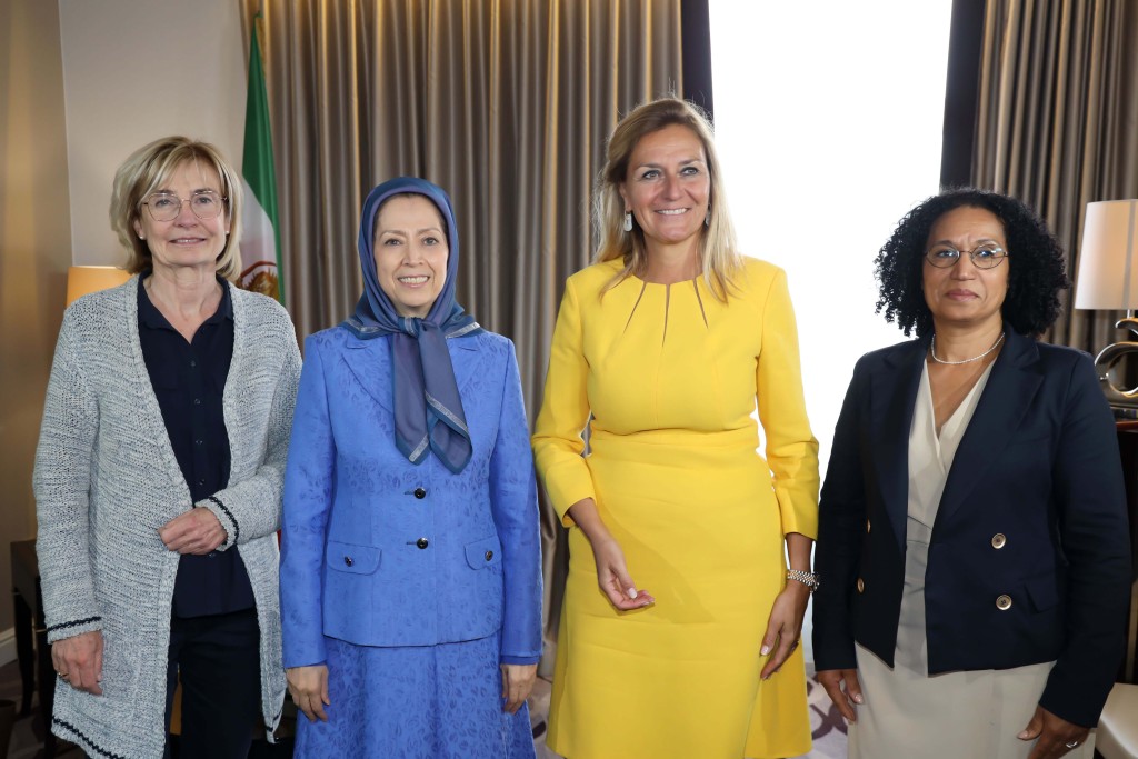 لقاء وحوار مريم رجوي مع وفد من البرلمانیات من بلجيكا