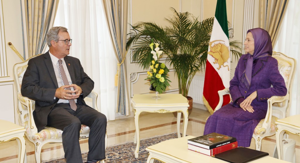لقاء مريم رجوي مع السيناتور مايكل ماكدونالد عضو مجلس الشيوخ الكندي