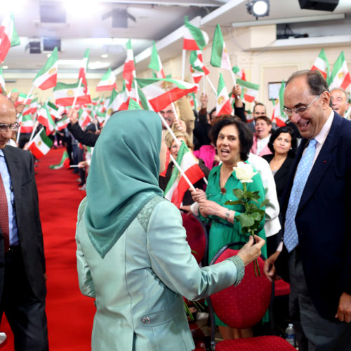 Maryam Rajavi offers flowers to Dr. Alejo Vidal Quadras President of the International Committee in Search of Justice (ISJ)