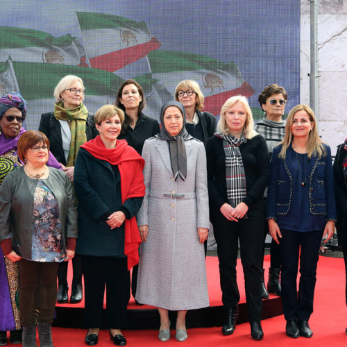 Maryam Rajavi with personalities visiting the exposition