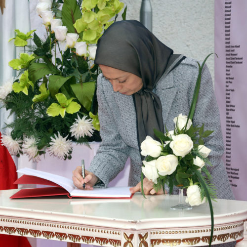 Maryam Rajavi visits exhibition of 150 years of Iranian women's struggle for freedom and equality –March2017