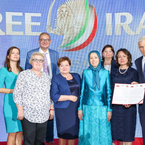 Maryam Rajavi with members of the Polish Parliament – Grand Gathering for a Free Iran- Paris, July 1, 2017