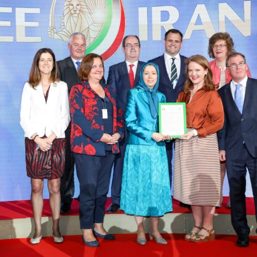 Maryam Rajavi with the delegation of Irish Senators and Ms. Catherine Noone, Deputy Leader of Irland's Senate – Grand Gathering for a Free Iran- Paris, July 1, 2017