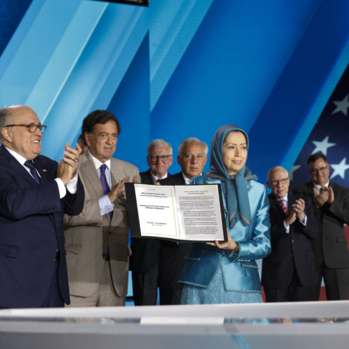 Mayor Rudy Giuliani presents the statement signed by 33 U.S. dignitaries and former officials to Maryam Rajavi at the “Free Iran – The Alternative” gathering – Villepinte, June 30, 2018