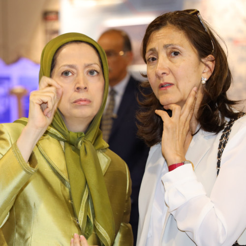Maryam Rajavi accompanied by Ms. Ingrid Betancourt visit the exhibition of the Iranian people’s 120 years of struggle for freedom – July 12, 2019