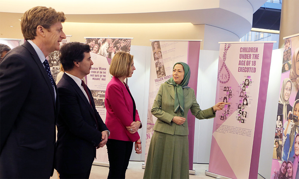 Maryam Radjavi à une exposition sur les femmes iraniennes au Parlement européen