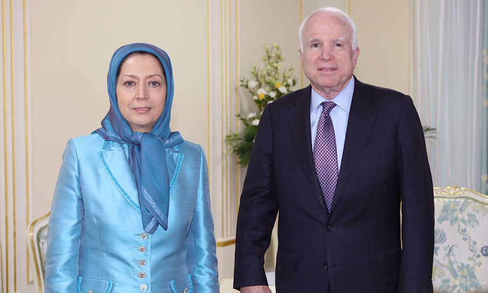 Entretien entre le sénateur John McCain et Maryam Radjavi-Le sénateur McCain rend visite aux membres de l’OMPI d’Achraf à Tirana