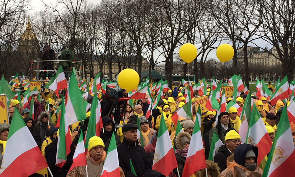 Message de à manifestation des Iraniens à Paris