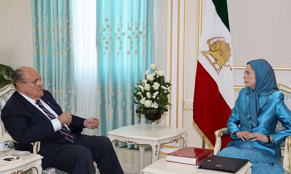 Maryam Rajavi rencontre Rudy Giuliani en Albanie