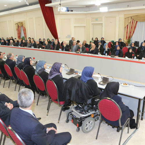 Maryam Radjavi rendant hommage aux mères de martyrs à la cérémonie en mémoire de Mme Sadegh, à Auvers-sur-Oise-24.11.2014