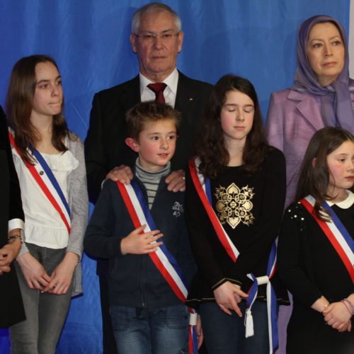 Vœux du Nouvel An de Maryam Radjavi à la mairie du Pin où elle reçoit la médaille de la ville avec les représentants descultes -16 janvier 2016