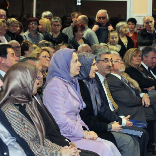 Vœux du Nouvel An de Maryam Radjavi à la mairie du Pin où elle reçoit la médaille de la ville avec les représentants descultes -16 janvier 2016