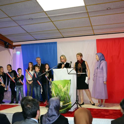 Vœux du Nouvel An de Maryam Radjavi à la mairie du Pin où elle reçoit la médaille de la ville avec les représentants descultes -16 janvier 2016