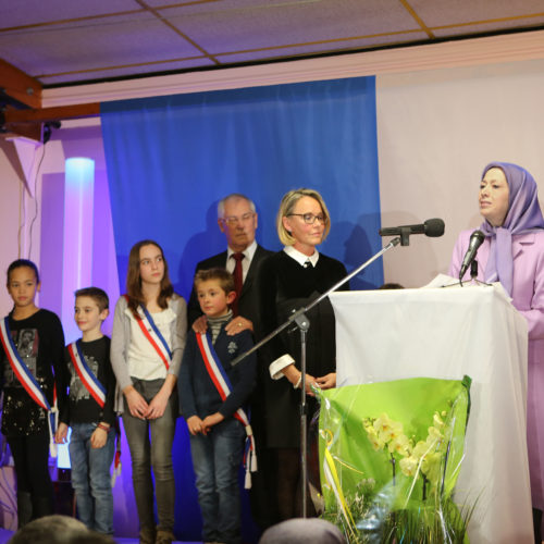 Vœux du Nouvel An de Maryam Radjavi à la mairie du Pin où elle reçoit la médaille de la ville avec les représentants descultes -16 janvier 2016