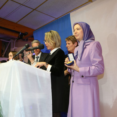 Vœux du Nouvel An de Maryam Radjavi à la mairie du Pin où elle reçoit la médaille de la ville avec les représentants descultes -16 janvier 2016