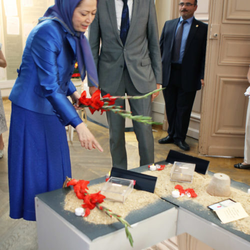 Message et visite de Maryam Radjavi à l’exposition à la mairie de 2eme arrondissement de Paris- Le 24 aout 2016