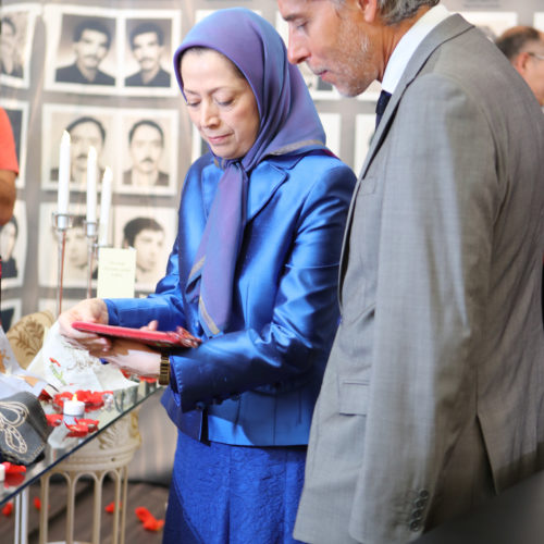 Message et visite de Maryam Radjavi à l’exposition à la mairie de 2eme arrondissement de Paris- Le 24 aout 2016