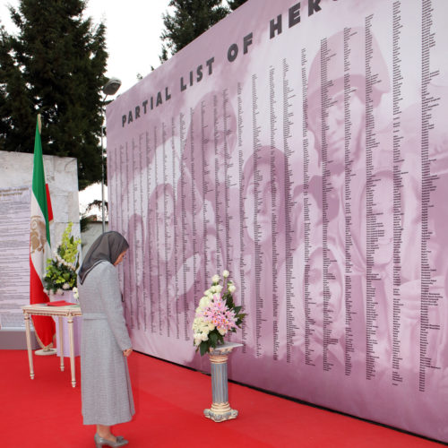 Maryam Radjavi visite une exposition sur 150 ans de lutte des femmes iraniennes pour la liberté et l'égalité – 2017Mars