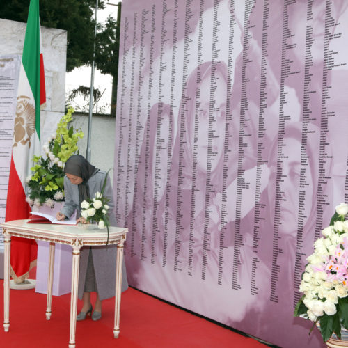 Maryam Radjavi visite une exposition sur 150 ans de lutte des femmes iraniennes pour la liberté et l'égalité – 2017Mars