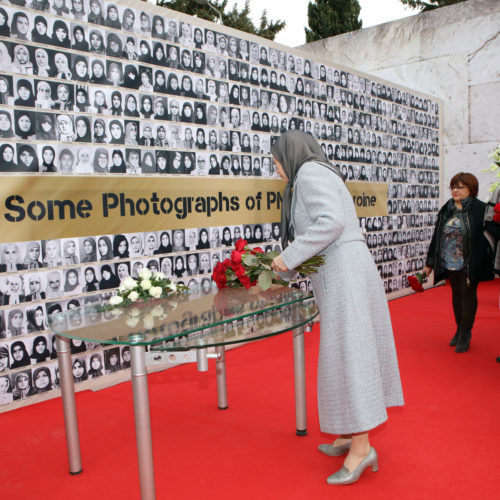 Maryam Radjavi visite une exposition sur 150 ans de lutte des femmes iraniennes pour la liberté et l'égalité – 2017Mars