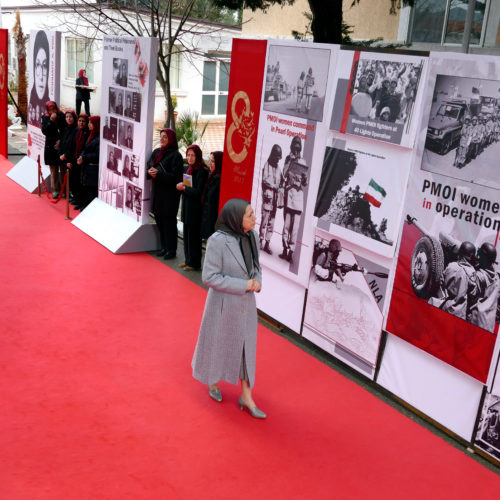 Maryam Radjavi visite une exposition sur 150 ans de lutte des femmes iraniennes pour la liberté et l'égalité – 2017Mars