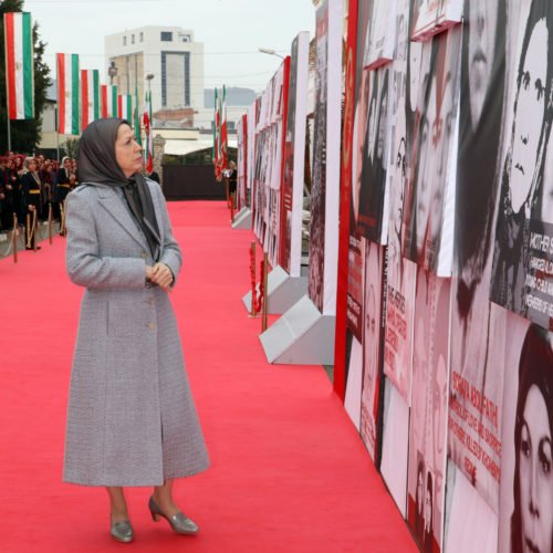 Maryam Radjavi visite une exposition sur 150 ans de lutte des femmes iraniennes pour la liberté et l'égalité – 2017Mars