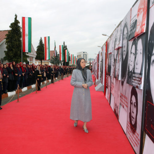 Maryam Radjavi visite une exposition sur 150 ans de lutte des femmes iraniennes pour la liberté et l'égalité – 2017Mars