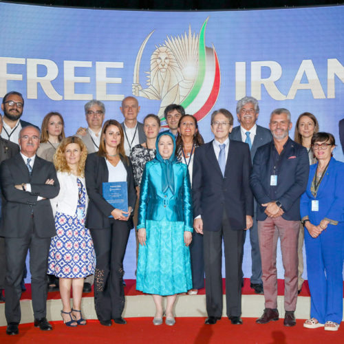 Maryam Rajavi with the members of the senate and the Parliament and distinguished personalities from Italy– Grand Gathering for a Free Iran- Paris, July 1, 2017