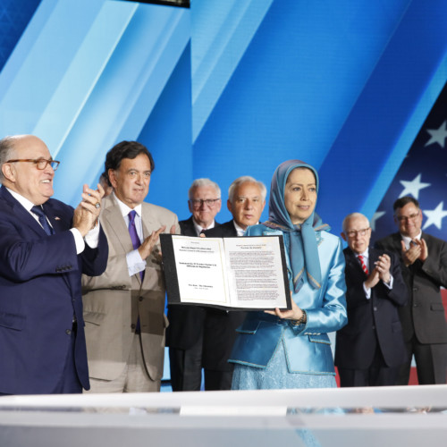 Mayor Rudy Giuliani presents the statement signed by 33 U.S. dignitaries and former officials to Maryam Rajavi at the “Free Iran – The Alternative” gathering – Villepinte, June 30, 2018
