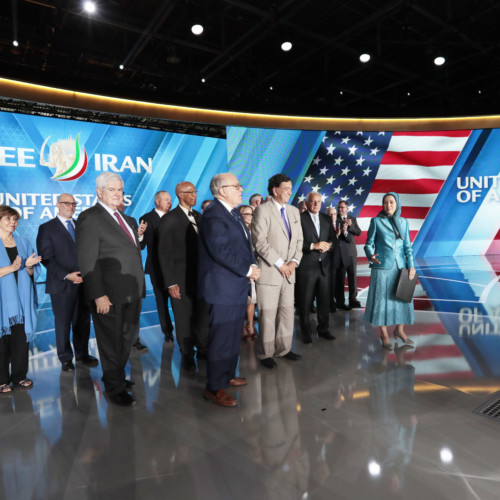 Mayor Rudy Giuliani presents the statement signed by 33 U.S. dignitaries and former officials to Maryam Rajavi at the “Free Iran – The Alternative” gathering – Villepinte, June 30, 2018