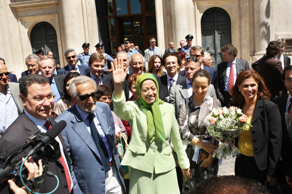 Maryam Radjavi acclamée à son arrivée au parlement italien