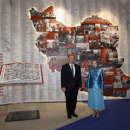 Maryam Radjavi et Mike Pompeo au Musée de la Résistance à Achraf-3, devant la carte représentant les lieux des insurrections du peuple iranien contre le régime des mollahs
