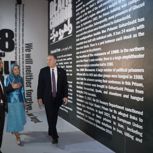 L’ancien Secrétaire d’Etat MiKe Pompeo visite le Musée de la Résistance iranienne à Achraf-3