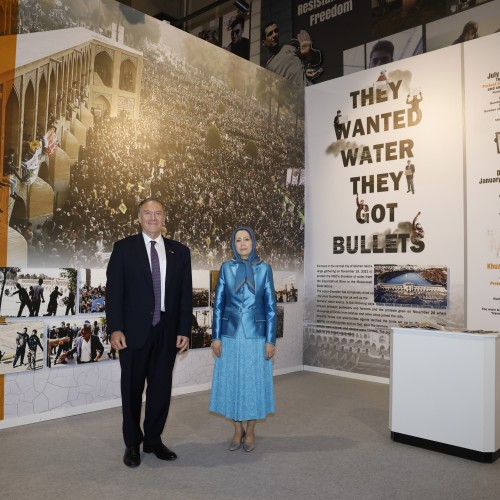 Maryam Radjavi et Mike Pompeo visitent la section du Musée de la Résistance à Achraf-3 , consacrée aux soulèvements du peuple iranien. 