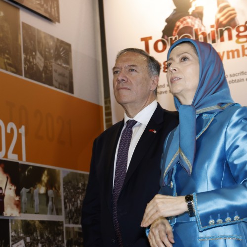 Maryam Radjavi et Mike Pompeo visitent la section du Musée de la Résistance à Achraf-3 , consacrée aux soulèvements du peuple iranien. 