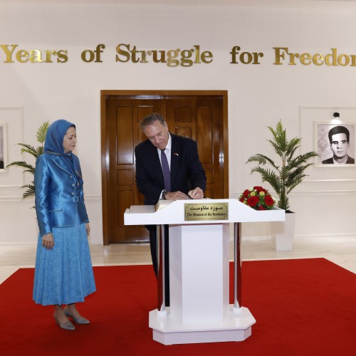 Maryam Radjavi et Mike Pompeo – signatue du livre d’Or du Musée de la Résistance iranienne