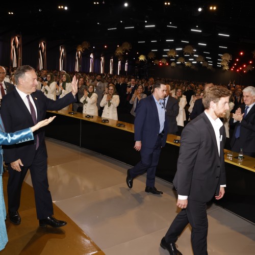 Maryam Radjavi et Mike Pompeo se joignent au rassemblement des Moudjahidine du peuple (OMPI / MEK ) à chraf-3 