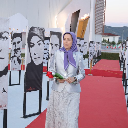 En souvenir des martyrs pour la liberté, étoiles qui brillent dans le ciel de l’Iran