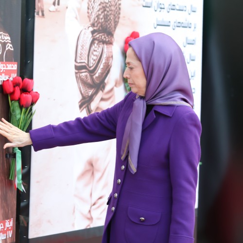 Devant le portrait d’enfants tués dans une cérémonie d’hommage aux martyrs du soulèvement national du peuple iranien