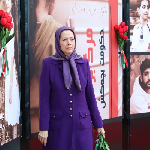 Devant le portrait d’enfants tués dans une cérémonie d’hommage aux martyrs du soulèvement national du peuple iranien