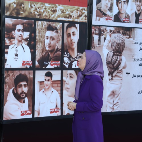Devant le portrait d’enfants tués dans une cérémonie d’hommage aux martyrs du soulèvement national du peuple iranien