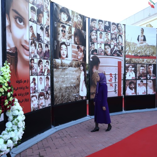 Devant le portrait d’enfants tués dans une cérémonie d’hommage aux martyrs du soulèvement national du peuple iranien