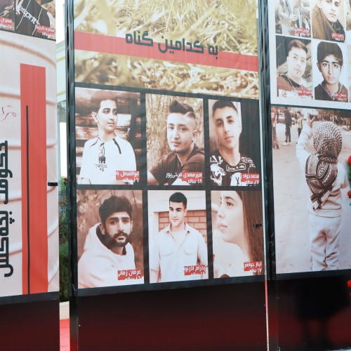 Devant le portrait d’enfants tués dans une cérémonie d’hommage aux martyrs du soulèvement national du peuple iranien