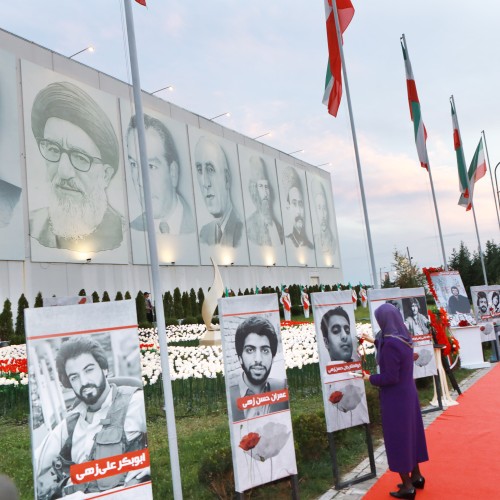 Fleurissant les portraits en hommage aux martyrs baloutches héroïques, porte-drapeaux du mouvement national