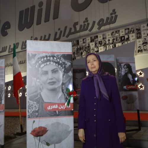 Fleurissant le portrait de Nasrine Ghaderi, martyre du soulèvement et brave Iranienne qui a résisté en première ligne de la bataille