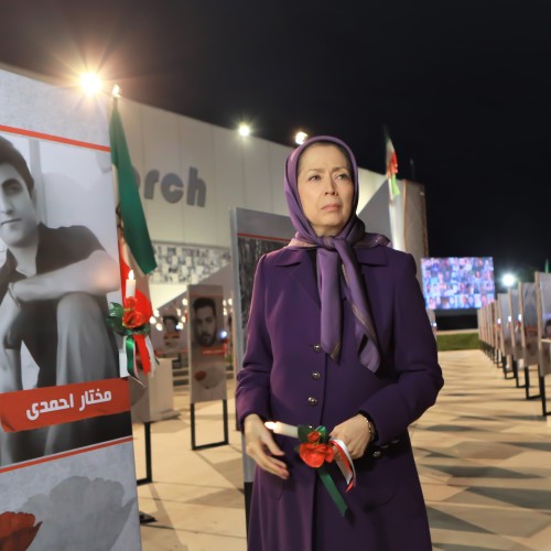 Fleurissant le portrait de Mokhtar Ahmadi, martyr du soulèvement