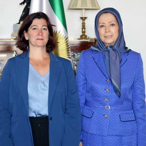 Mme Cécile Rilhac, présidente du Comité parlementaire pour un Iran démocratique, et Maryam Radjavi lors d’une réunion à l’Assemblée nationale le 17 mai 2023.