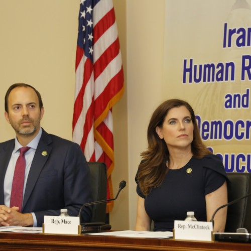Les représentants Lance Gooden et Nancy Mace, co-présidente du groupe “femmes iraniennes” et le co-président du groupe « les droits humains et la démocratie en Iran » dans une audition au Congrès américain le 18 mai 2023. 